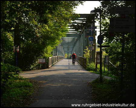 Anfahrt auf die Eisenbahnbrücke Kupferdreh