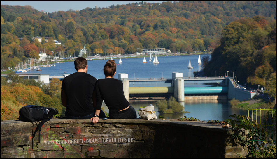 Blick vom Baldeneysteig und Kettwiger Panoramasteig auf das Stauwehr und den Baldeneysee bei Werden