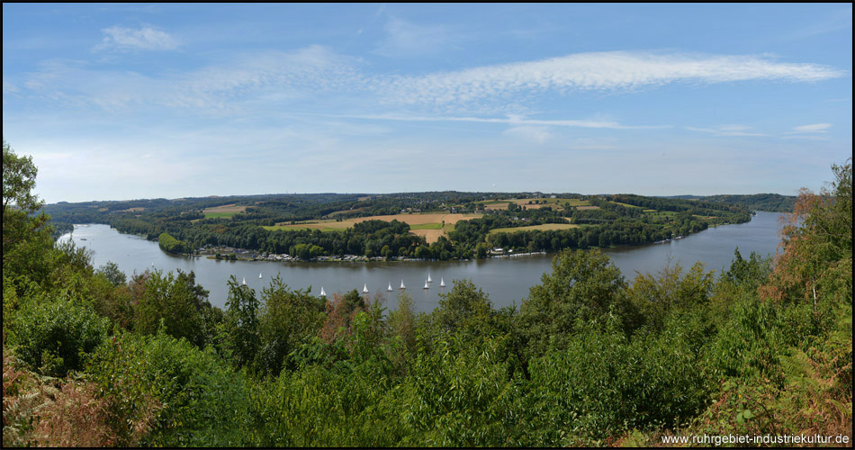 Ausblick von der Korte-Klippe auf den Baldeneysee, der sich bananenförmig unter uns ausbreitet