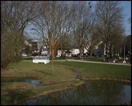 Bäume, ganze Fluss- und Teichsysteme und Bänke als Erholung