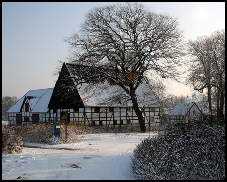 Eingeschneiter Emscherquellhof in Holzwickede