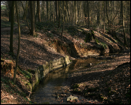 Natursteinmauer als Begrenzung des historischen Kunstkanals