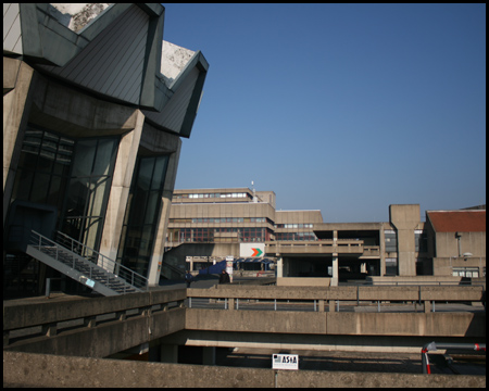 Audimax in Muschelform, Universitätsbibliothek und HZO