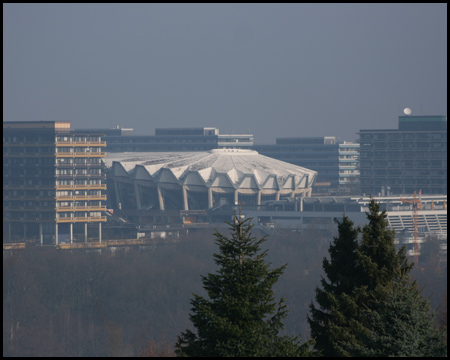 Ausblick von einem Höhenzug auf die Uni und das Audimax