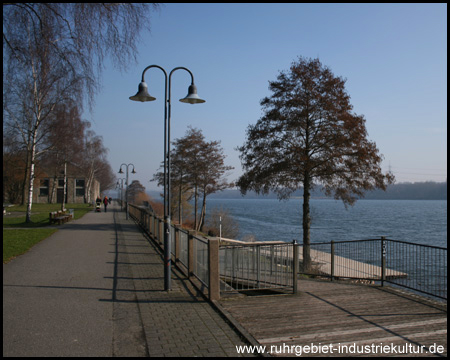 Fußgänger-Promenade am Seeufer