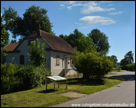 Benachbartes Schleusenhaus (Blick zurück)