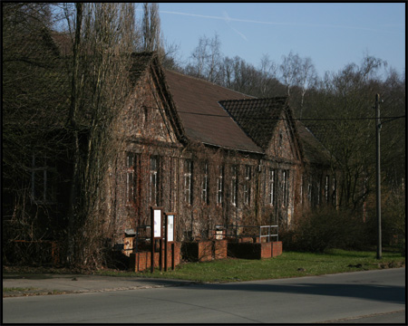 Zechengebäude mit Informationstafeln direkt an der Straße