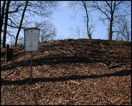 Ohne Schild fiele die Identifikation als Halde schwer