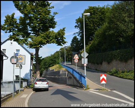 Hier schräg-links halten in die Straße Im Stapel