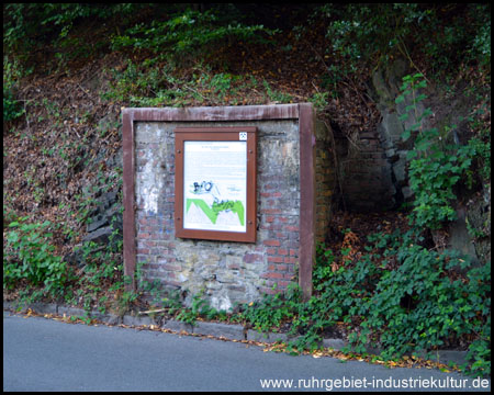 Zugemauerter Stollenmund der Zeche Glocke