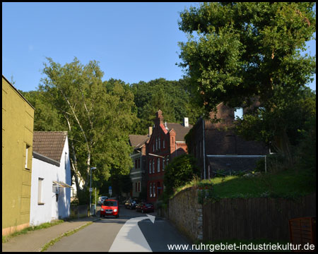 Versteckte Station 5 in Höhe des roten Fahrzeugs.  Auf dem Weg nun rechts halten! 