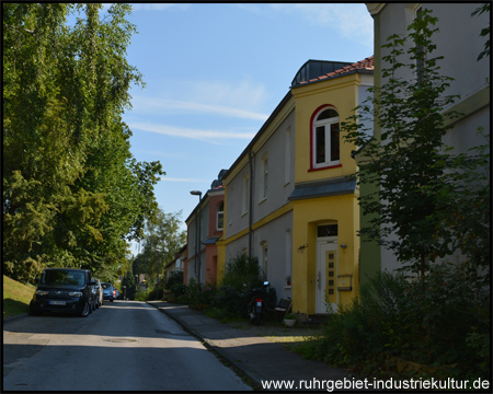 Farbenfrohe Häuser mit markanter Architektur