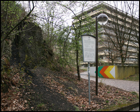 Station 1: Flözaufschluss am Ende der G-Gebäude