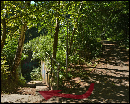 Hier rechts abbiegen und in den Tunnel abtauchen (Blick zurück)