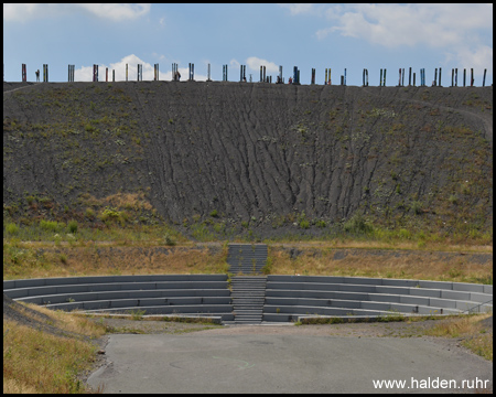 Blick von Norden zum Gipfel mit den Totems