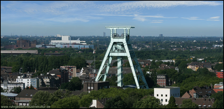 Markantes Fördergerüst des Deutschen Bergbau-Museums Bochum, gesehen vom benachbarten Bismarckturm