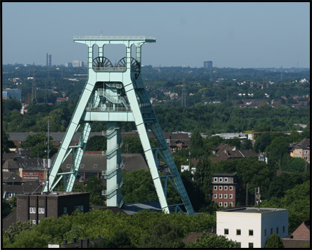 Markantes Fördergerüst des Deutschen Bergbau-Museums Bochum, gesehen vom benachbarten Bismarckturm