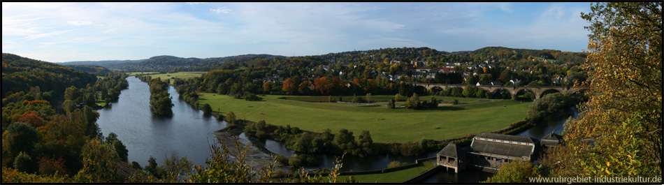 Panoramabild von der Aussichtsplattform unterhalb des Denkmals auf das herbstliche Mittlere Ruhrtal bei Witten