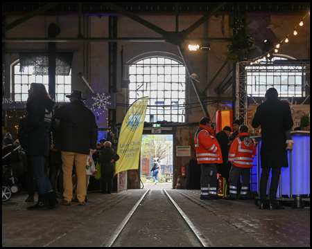 Schienen in einer Halle, die zu einem Tor führen