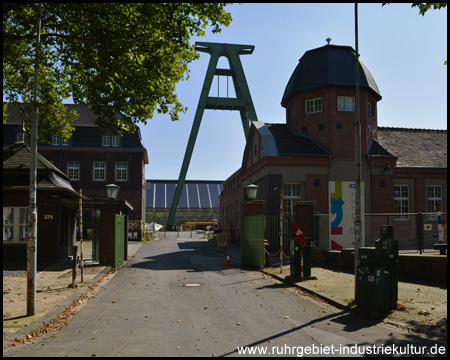 Eingang und Pförtnerhaus, heute Kunstausstellung