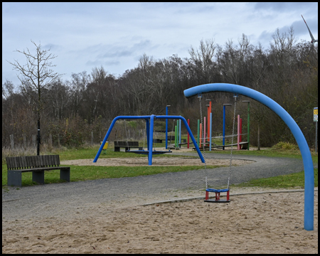 Ein Spielplatz mit Schaukeln