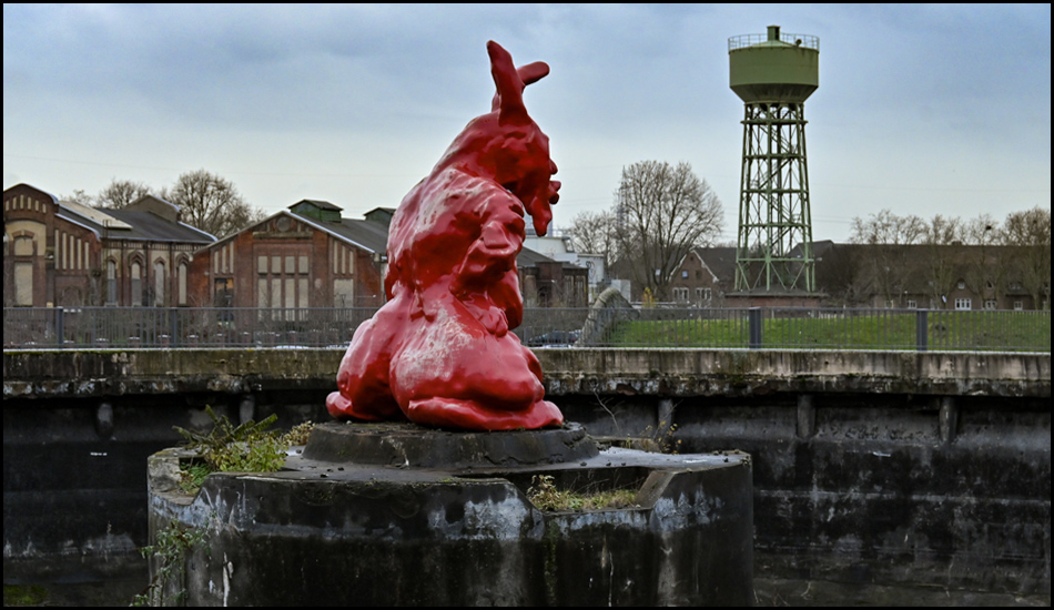 Roter Hase im Rundeindicker der Zeche Lohberg mit Wasserturm im Hintergrund
