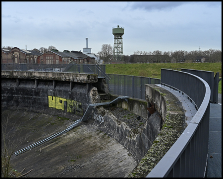 Rundklärbecken und Wasserturm der Zeche Lohberg