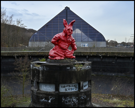 Roter Hase in einem Klärbecken vor der Kohlenmischhalle der Zeche Lohberg