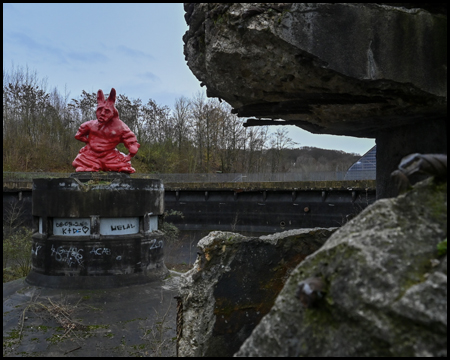 Roter Hase in einem Klärbecken