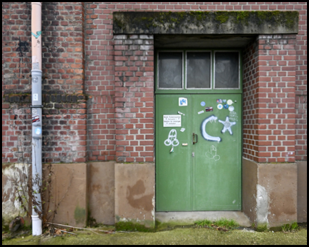 Grüne Tür zu einer Halle