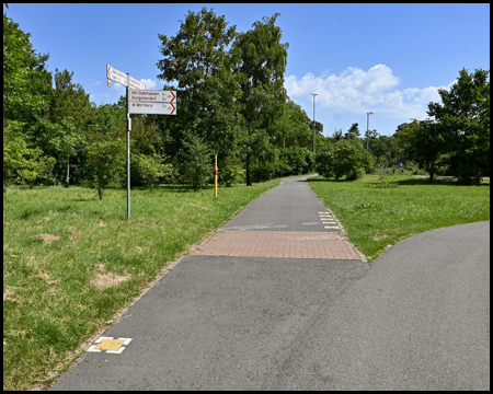 Radweg mit Beschilderung und Bodenmarkierung