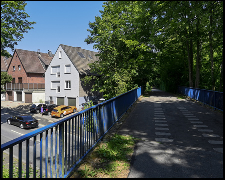 Bahntrassenradweg auf einer Straßenbrücke