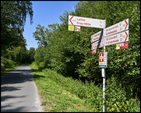 Schilder am Rande eines Radweges