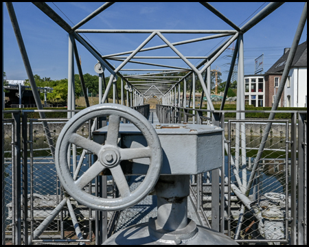 Räumerbrücke und Armatur einer kläranlage