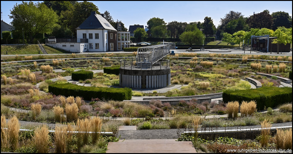 Senkgarten im ehemaligen Rundklärbecken im Bernepark Bottrop