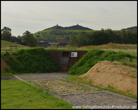 Die Halde Rungenberg hinter der Zechensiedlung