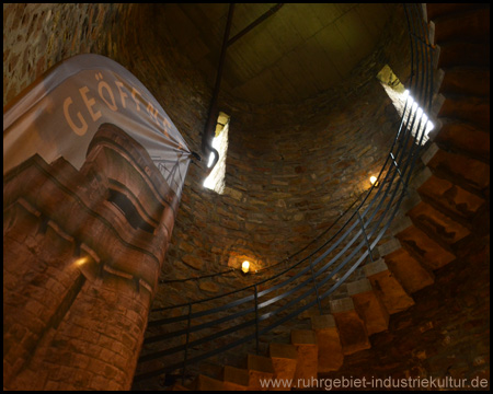 Eine Steinwendeltreppe führt im Innern nach oben