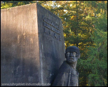 Figur am Mahnmal – im Innern befindet sich eine Krypta