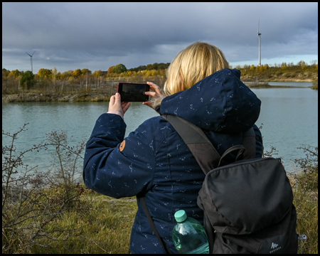 Frau fotografiert einen See