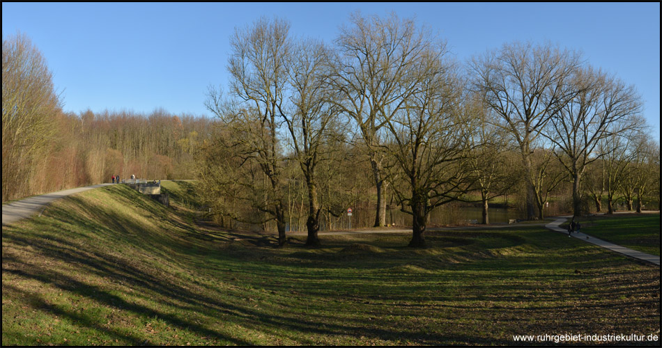 Hochwasserschutz-Damm im Bornekamptal. Davor bildet der Kortelbach einen Teich