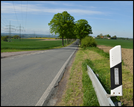 Die Straße Kluse verläuft auf dem Kamm des Haarstrangs