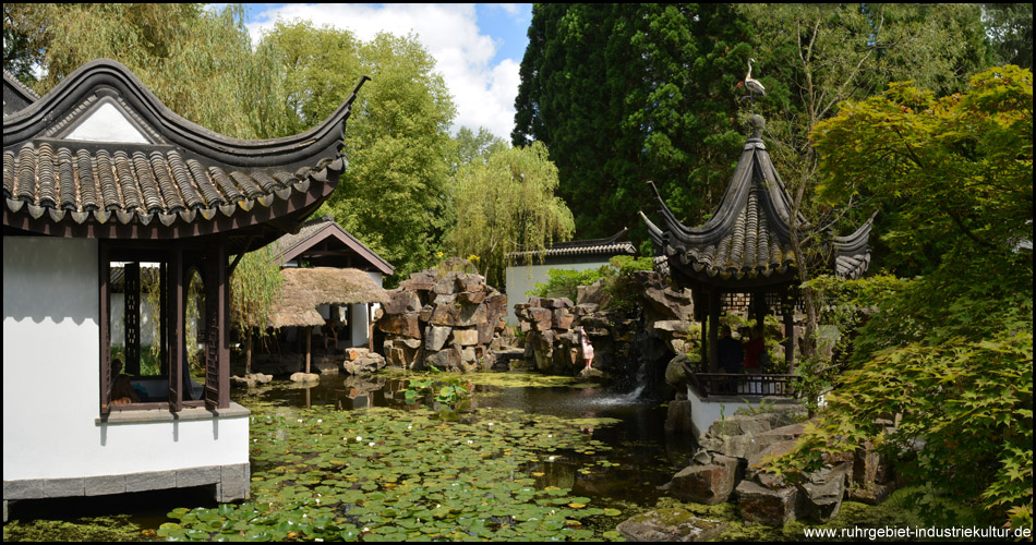 Aussicht über den verwinkelten Chinesischen Garten. Schattige Plätzchen werden zum Sitzen und ausruhen genutzt