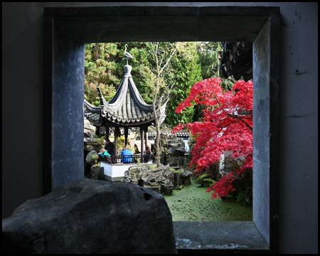 Fensterblick auf einen Tempel und roten Ahorn