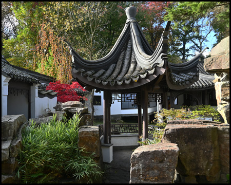 Chinesischer Pavillon mit geschwungenem Dach