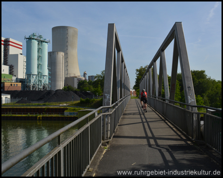 Die Radwegbrücke über den Datteln-Hamm-Kanal am Stummhafen