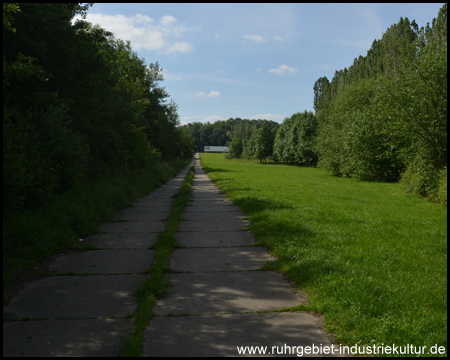 Streckenende vor der Halde auf Betonplattenweg