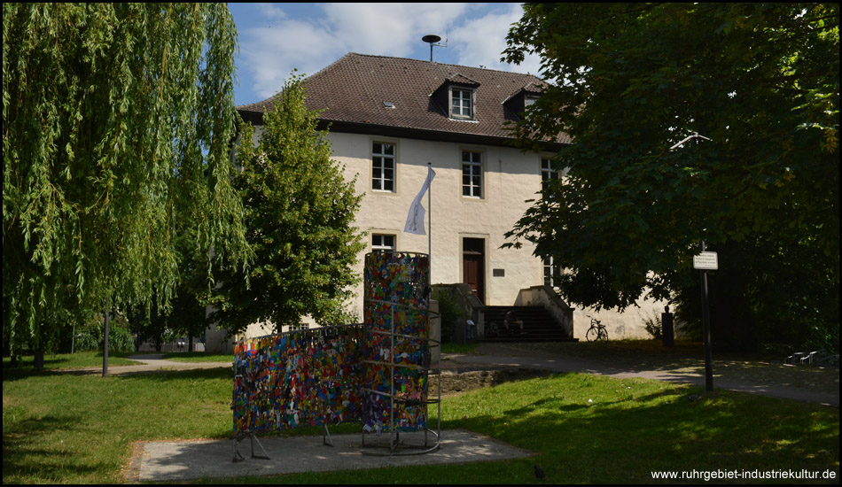 Gebäude von Burg Botzlar in Selm und umgebende Grünanlage