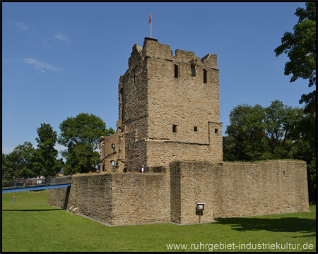 Ruine des Wohnturms von Burg Altendorf in Essen