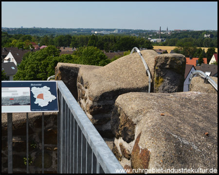 Aussichtsplattform mit Tafeln zu Blickrichtung und Landmarken