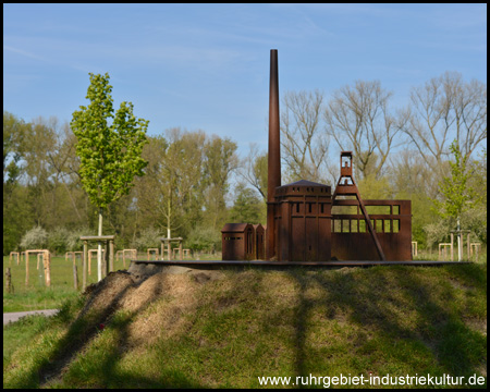 Mit Gras bewachsener Hügel an der Hundewiese